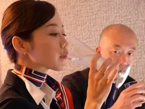 Gã chồng nấp dưới gầm giường nghe tiếng cô vợ... rên với thằng khác