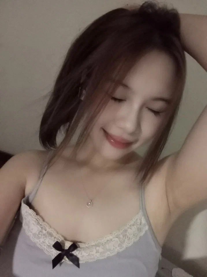 Cô ấy chia tay tôi để yêu người khác, nhưng cô ấy vẫn nện với tôi